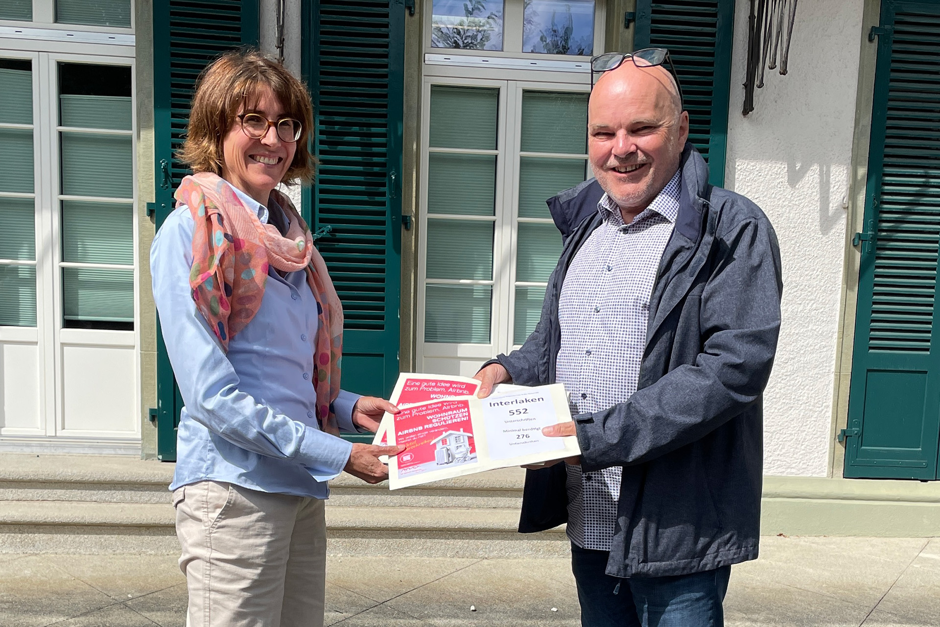 Barbara Iseli, Co-Gemeindeschreiberin Interlaken (links) und Ruedi Simmler, Leiter Ortsgruppe Interlaken, bei der Unterschriftenübergabe.